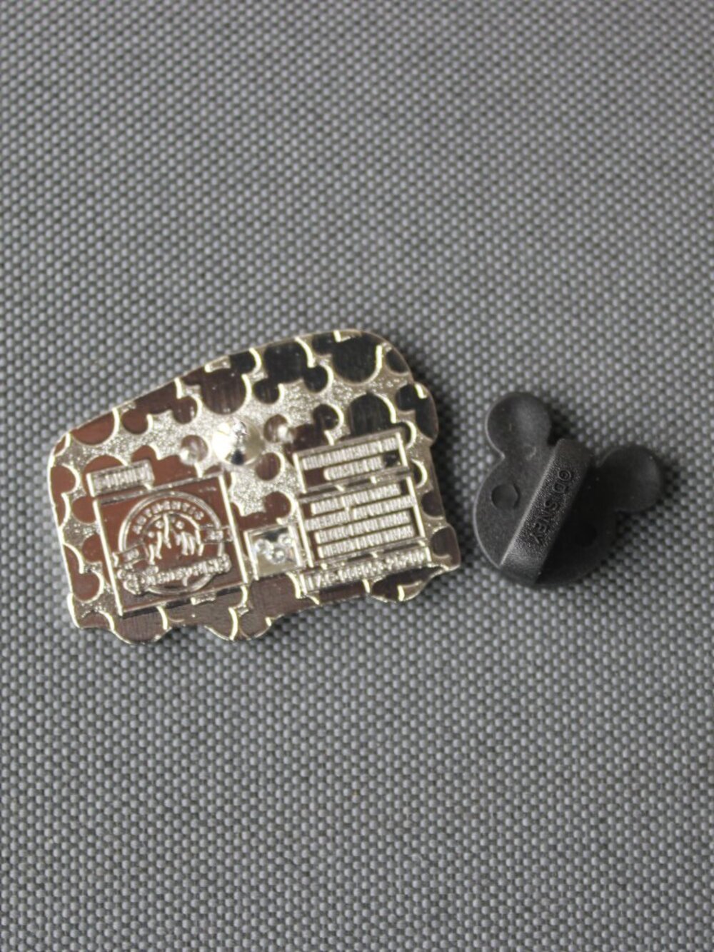 Queen of Hearts Bus - Disneyland Hidden Mickey 2026 Pin - Picture 3 of 4